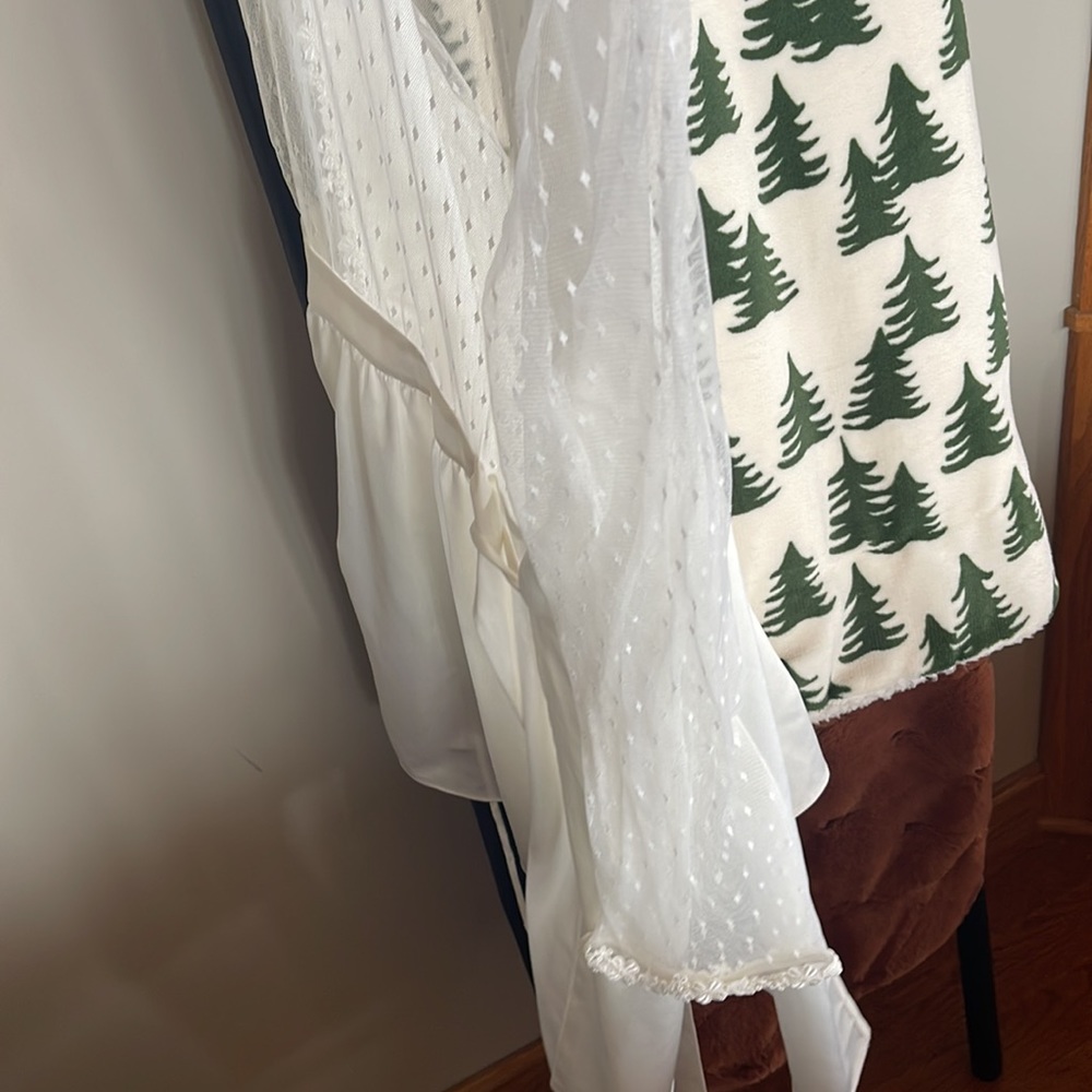 Viral Getting Ready Robe - Picture 4 of 6